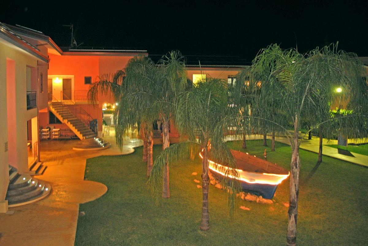 Club Esse Aquilia Beach Village Badolato Marina Exterior photo