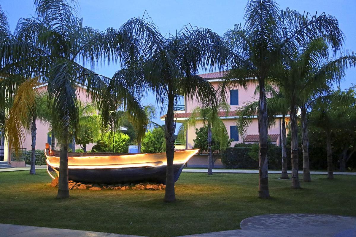 Club Esse Aquilia Beach Village Badolato Marina Exterior photo