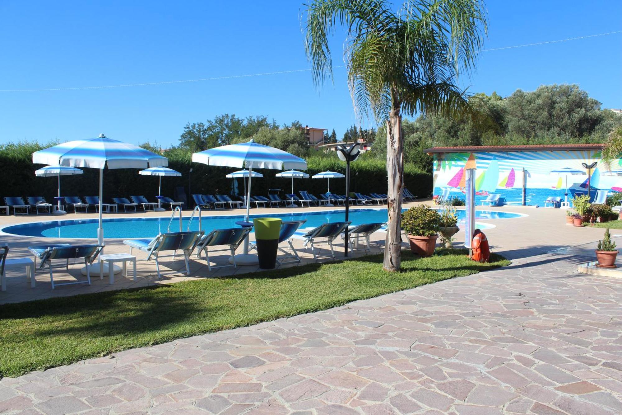 Club Esse Aquilia Beach Village Badolato Marina Exterior photo