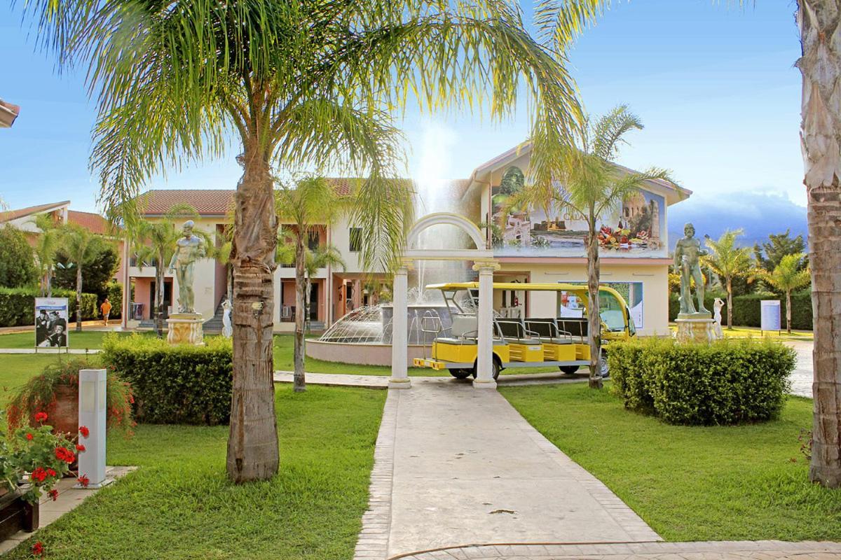 Club Esse Aquilia Beach Village Badolato Marina Exterior photo