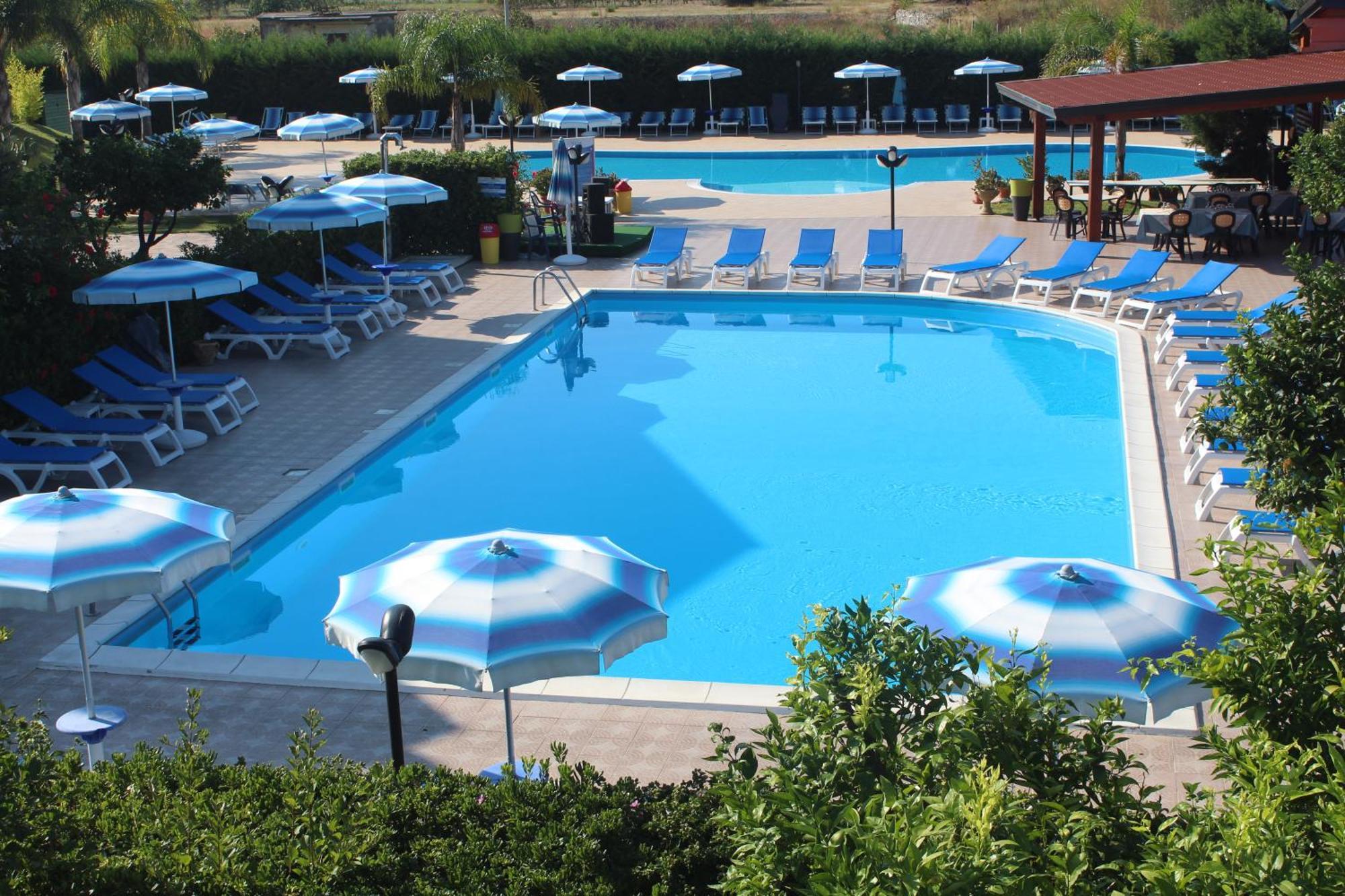 Club Esse Aquilia Beach Village Badolato Marina Exterior photo
