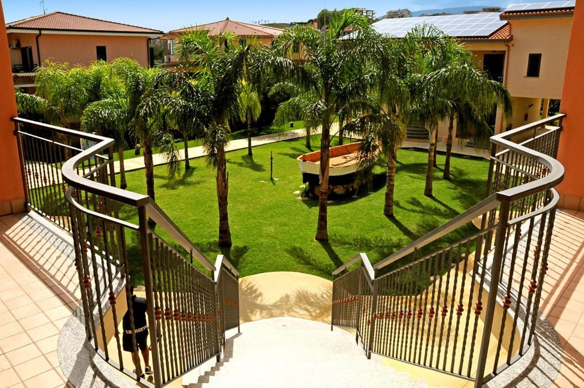 Club Esse Aquilia Beach Village Badolato Marina Exterior photo